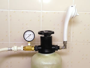軟水器を接続してその先に一時止水式のシャワーヘッドを接続